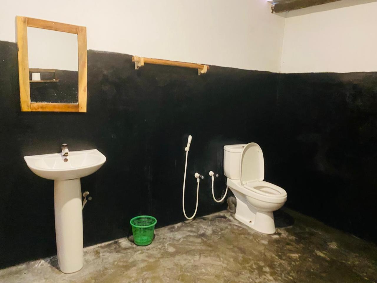 Kingly Aroma Hotel Arugam Bay Room photo